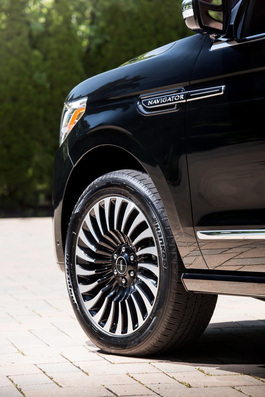 Колеса Lincoln Navigator L Black Label 2017 года  (фото 5 из 27)